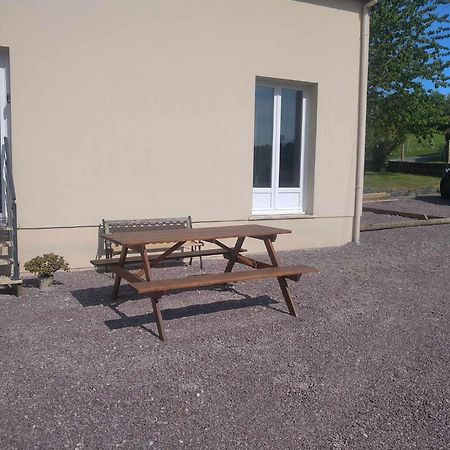 L Etablissement Gold Beach Propose 1 Hebergement , Maison 80M2 Avec Terrain 500M2, Parking Prive A 4 Min Du Port Artificiel D Arromanches, Services Accueil Personnalise, Lits Faits, Serviettes, Menage, Netflix, Wifi Ryes Kültér fotó