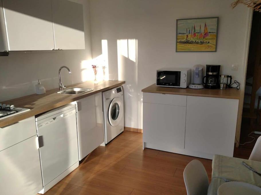 L Etablissement Gold Beach Propose 1 Hebergement , Maison 80M2 Avec Terrain 500M2, Parking Prive A 4 Min Du Port Artificiel D Arromanches, Services Accueil Personnalise, Lits Faits, Serviettes, Menage, Netflix, Wifi Ryes Kültér fotó